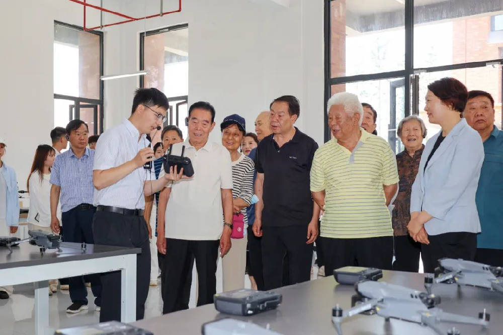 开封市委老干部局组织市级离退休干部 走进机电工程学院无人机实训室参观交流
