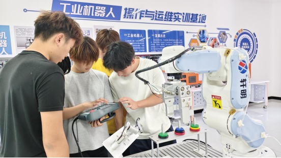 我院开展工业机器人技术基础课程实训